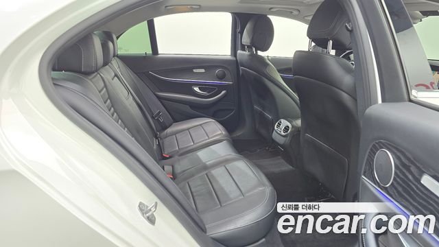 Mercedes-Benz E-Class 2018 — photo 17