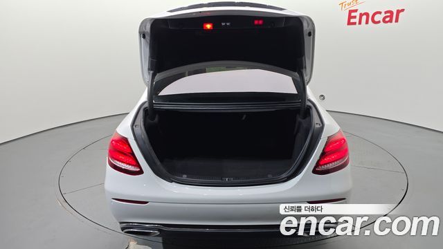 Mercedes-Benz E-Class 2018 — photo 24