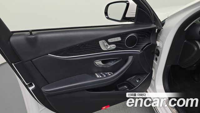 Mercedes-Benz E-Class 2018 — photo 14
