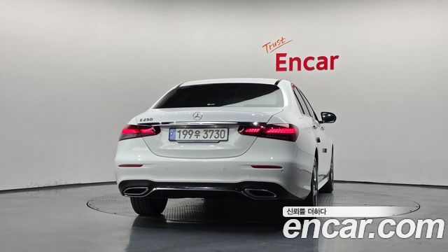 Mercedes-Benz E-Class 2023 — photo 4
