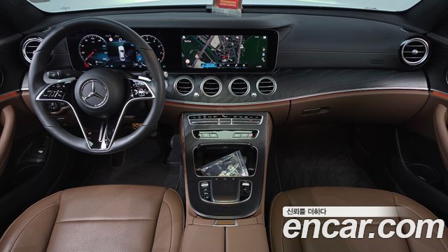 Mercedes-Benz E-Class 2023 — photo 10