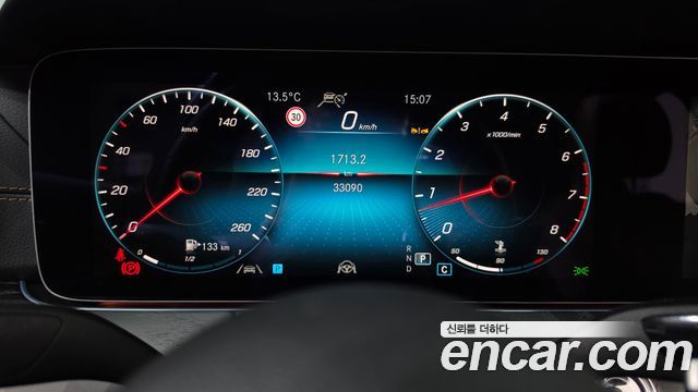 Mercedes-Benz E-Class 2023 — photo 11