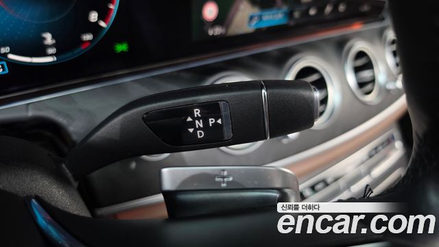 Mercedes-Benz E-Class 2023 — photo 12