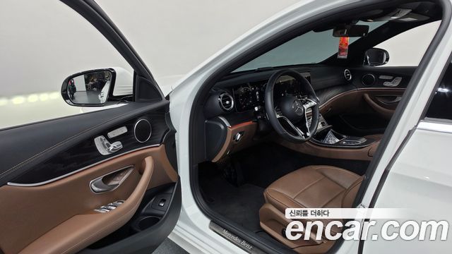 Mercedes-Benz E-Class 2023 — photo 13