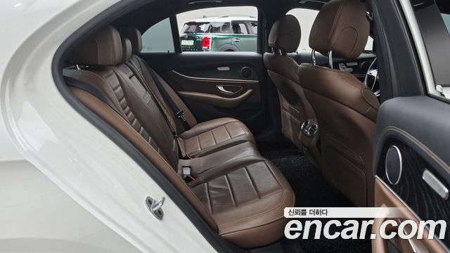 Mercedes-Benz E-Class 2023 — photo 17