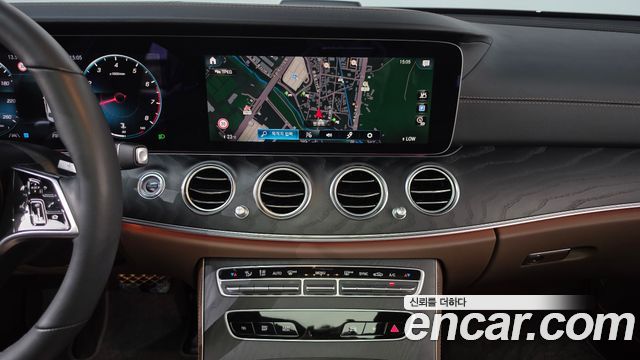 Mercedes-Benz E-Class 2023 — photo 19