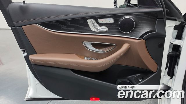 Mercedes-Benz E-Class 2023 — photo 14