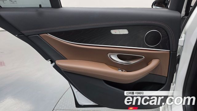 Mercedes-Benz E-Class 2023 — photo 15