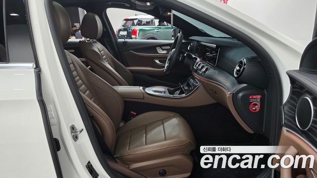 Mercedes-Benz E-Class 2023 — photo 16