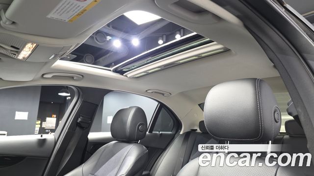 Mercedes-Benz C-Class 2018 — photo 16