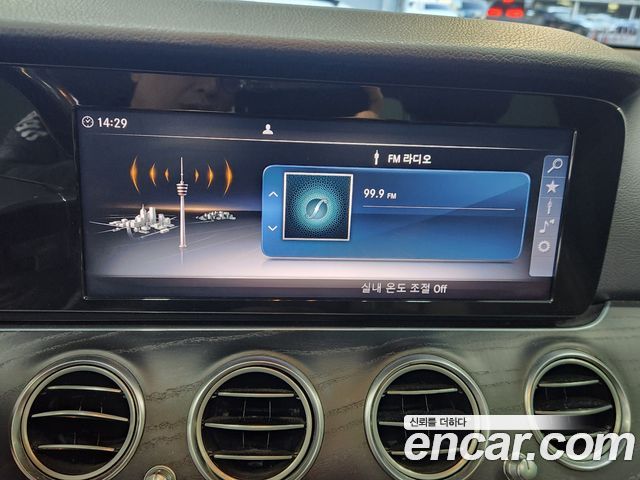 Mercedes-Benz E-Class 2017 — photo 11