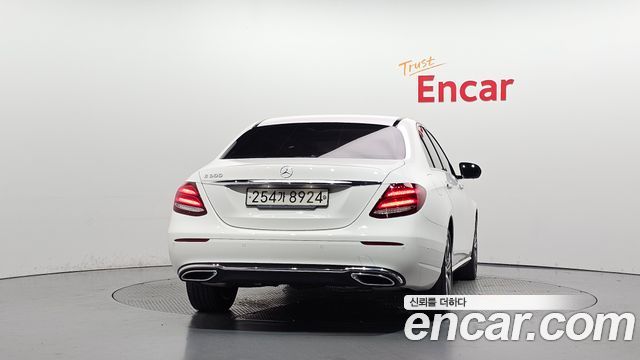 Mercedes-Benz E-Class 2020 — photo 4