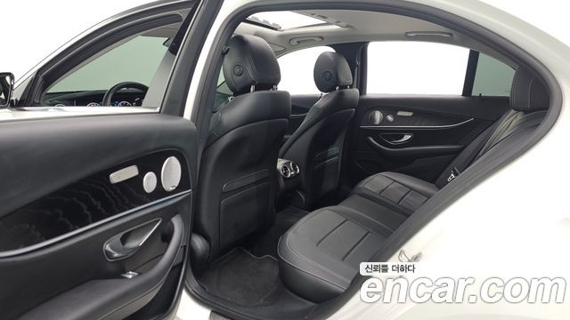 Mercedes-Benz E-Class 2020 — photo 18