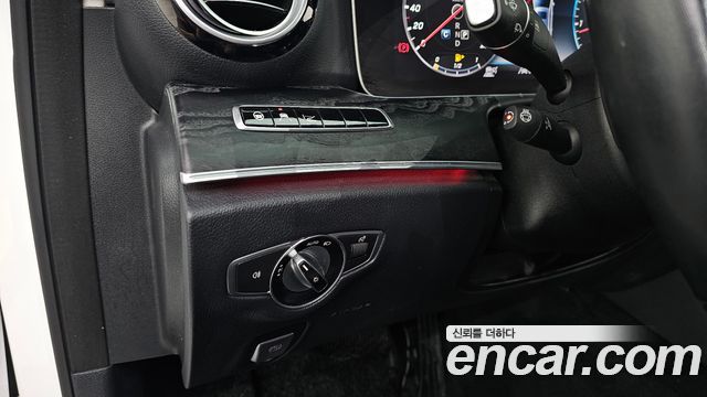 Mercedes-Benz E-Class 2020 — photo 25