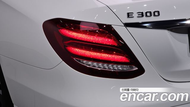 Mercedes-Benz E-Class 2020 — photo 9