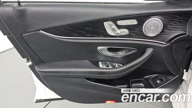 Mercedes-Benz E-Class 2020 — photo 14
