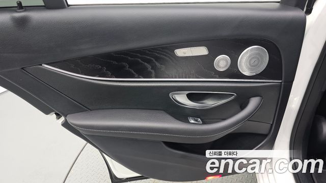 Mercedes-Benz E-Class 2020 — photo 15