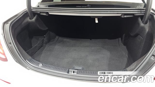 Mercedes-Benz E-Class 2020 — photo 35