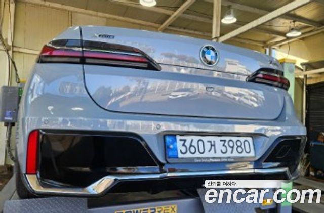 BMW 7-Series 2023 — photo 1