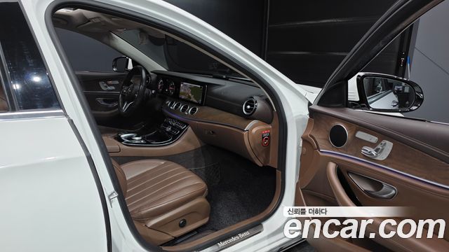Mercedes-Benz E-Class 2019 — photo 11