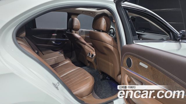 Mercedes-Benz E-Class 2019 — photo 12