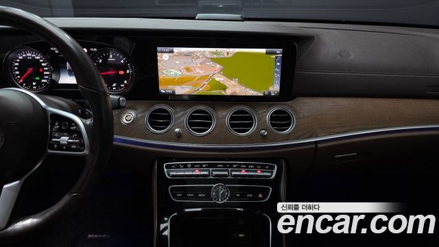 Mercedes-Benz E-Class 2019 — photo 14