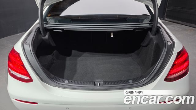 Mercedes-Benz E-Class 2019 — photo 20