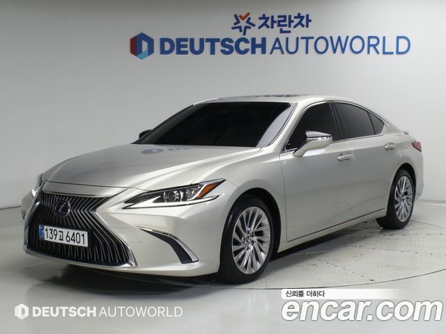 Lexus ES 2019 — photo 1