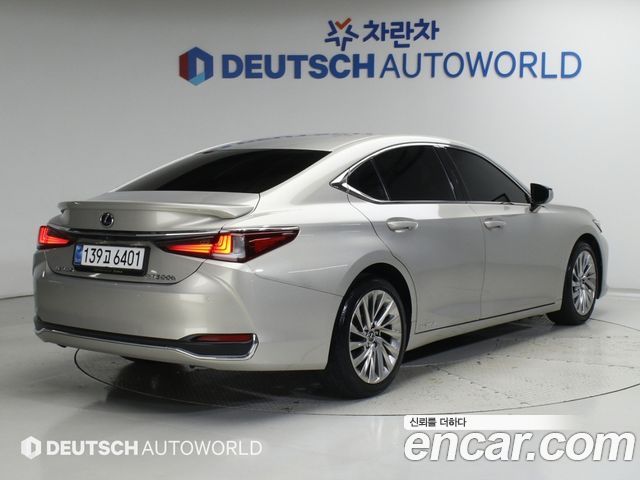 Lexus ES 2019 — photo 2