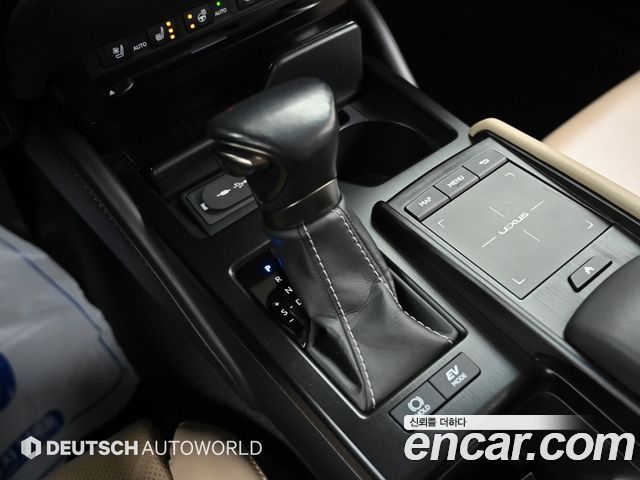 Lexus ES 2019 — photo 9