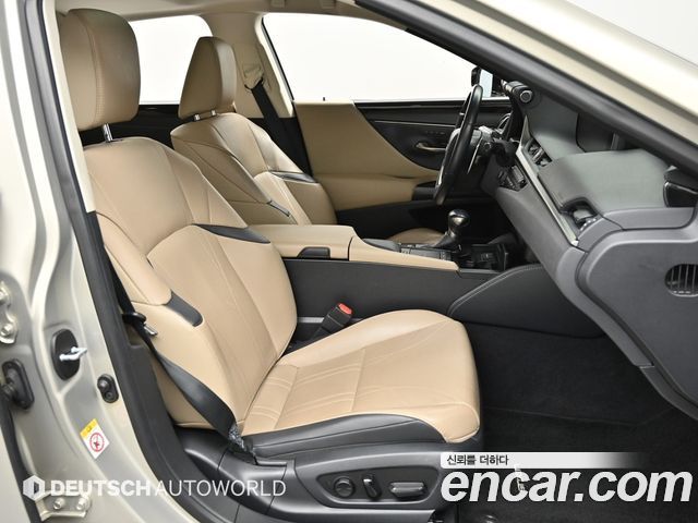 Lexus ES 2019 — photo 10