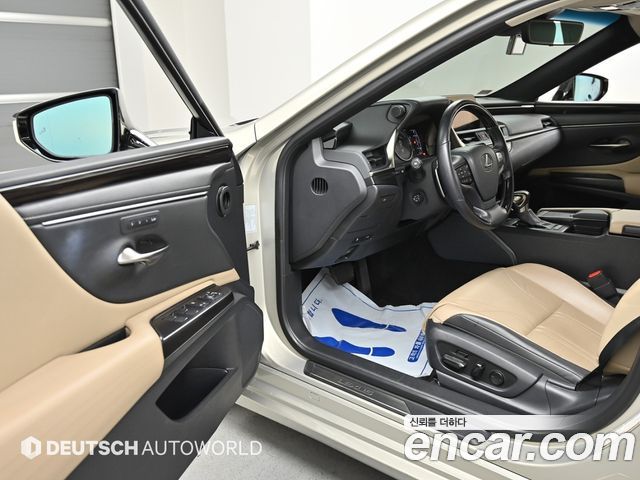 Lexus ES 2019 — photo 11