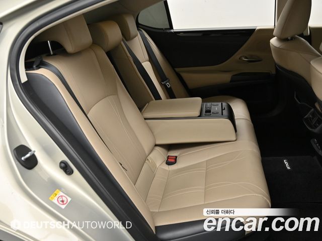 Lexus ES 2019 — photo 12