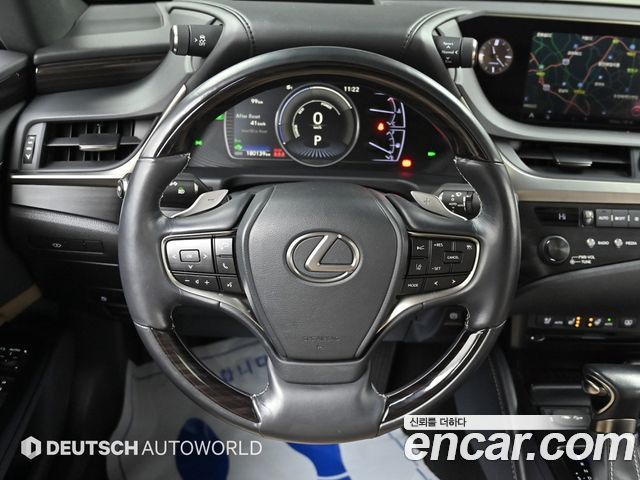 Lexus ES 2019 — photo 13
