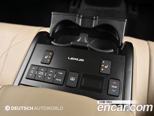 Lexus ES 2019 — photo 16