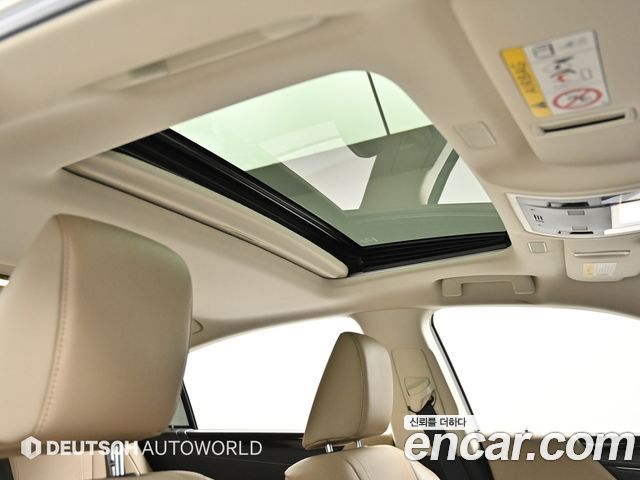 Lexus ES 2019 — photo 18