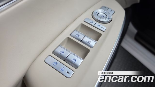 Genesis GV70 2023 — photo 30