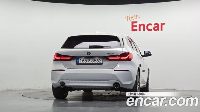 BMW 1-Series 2022 — photo 4