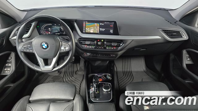 BMW 1-Series 2022 — photo 10
