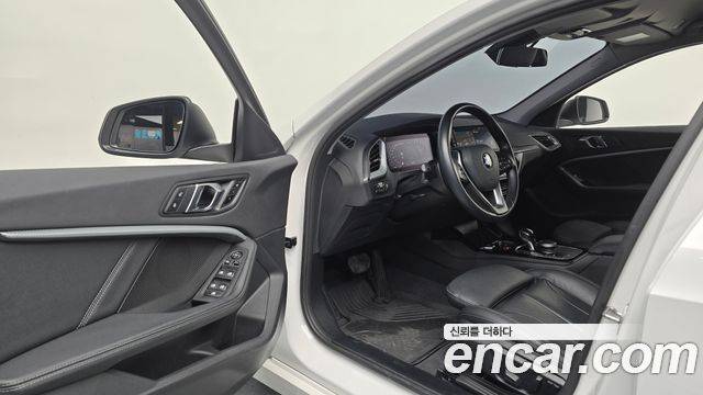 BMW 1-Series 2022 — photo 13