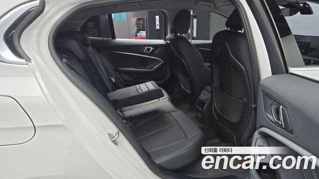 BMW 1-Series 2022 — photo 17