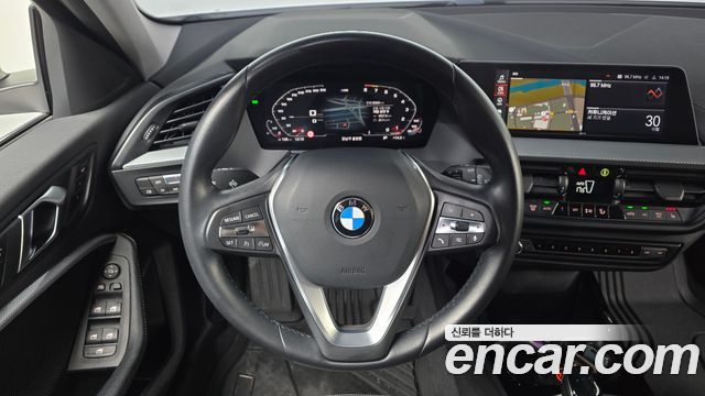 BMW 1-Series 2022 — photo 18