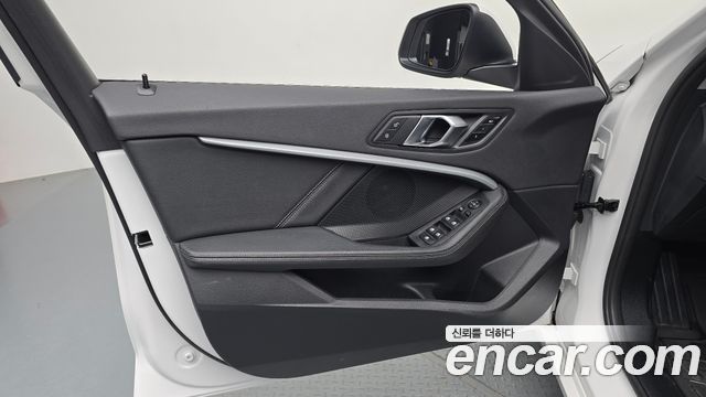 BMW 1-Series 2022 — photo 14