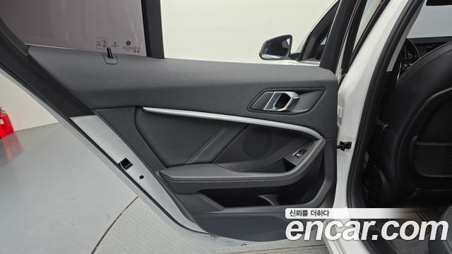 BMW 1-Series 2022 — photo 15