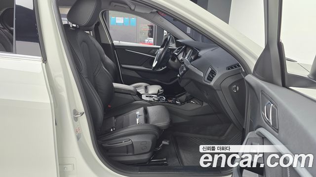 BMW 1-Series 2022 — photo 16