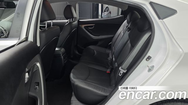 Hyundai AVANTE 2015 — photo 18