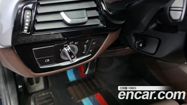 BMW 5-Series 2021 — photo 30