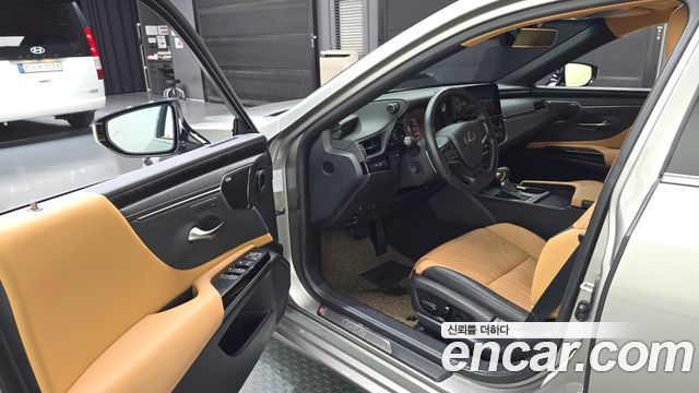 Lexus ES 2023 — photo 10