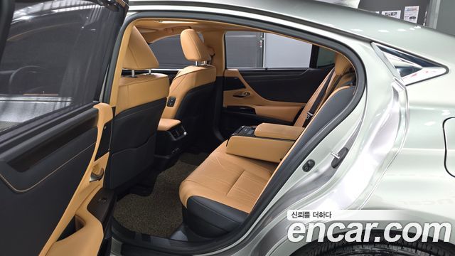 Lexus ES 2023 — photo 11
