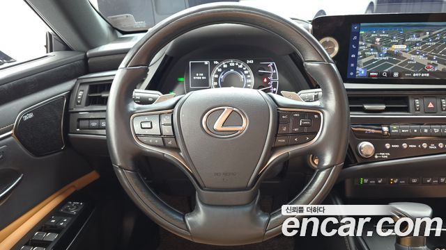 Lexus ES 2023 — photo 13